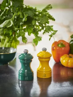 Peugeot Saveurs Bistro Moulin à poivre manuel en bois laqué, vert forêt, 10 cm - 4in. -><noscript><img width=