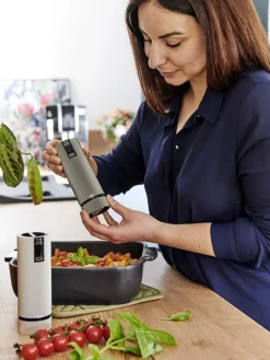 Peugeot Saveurs Line electrique Coffret cadeau - duo de moulins à poivre et à sel électriques rechargeables, u'select, carbone et aluminium, 15 cm - 6in. -><noscript><img width=