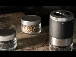 Peugeot Saveurs Maestro Bar à poivres - moulin à poivre u'select accompagné de 3 grands crus de poivres, de 3 réservoirs interchangeables, noir -><noscript><img width=