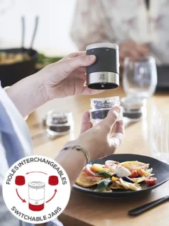 Peugeot Saveurs Maestro Bar à poivres - moulin à poivre u'select accompagné de 3 grands crus de poivres, de 3 réservoirs interchangeables, gris roche -><noscript><img width=